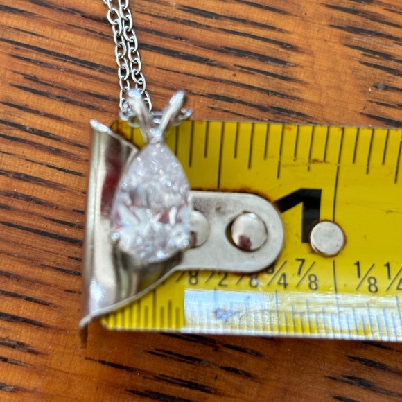 Elegant Silver Teardrop Pendant Necklace - Picture 6 of 7